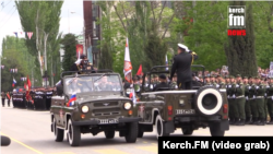 Александр Саенко (в машине слева), полковник армии России, участвует в параде 9 мая. Крым, Керчь, 2017 год