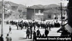 Жени мюсюлманки протестират срещу отнемането на имената им на площада на село Корница в Пирин. Снимката е правена от прозореца на къща между януари и 28 март 1973 г. Фотограф: Мехмед Уруч, тогава 17-годишен. Фотоапаратът е Смена 8.