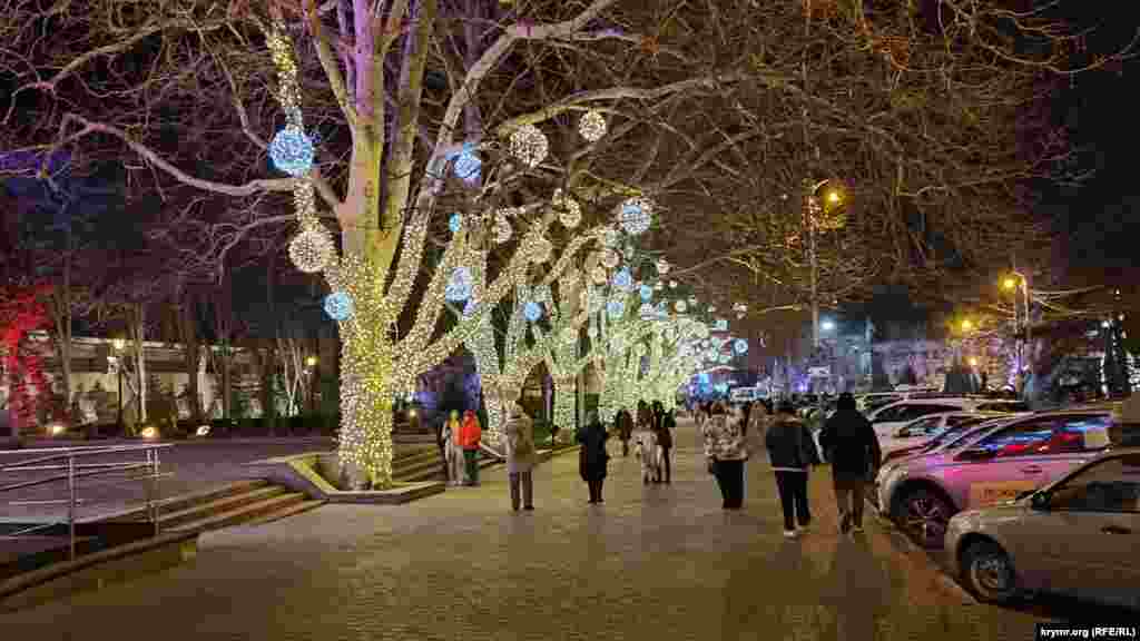 Украшенные светящимися гирляндами платаны у площади Нахимова в Севастополе