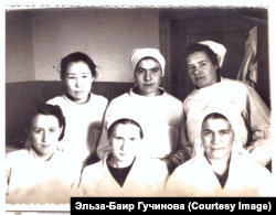 Медсестра Мария Бальзирова – крайняя слева во втором ряду