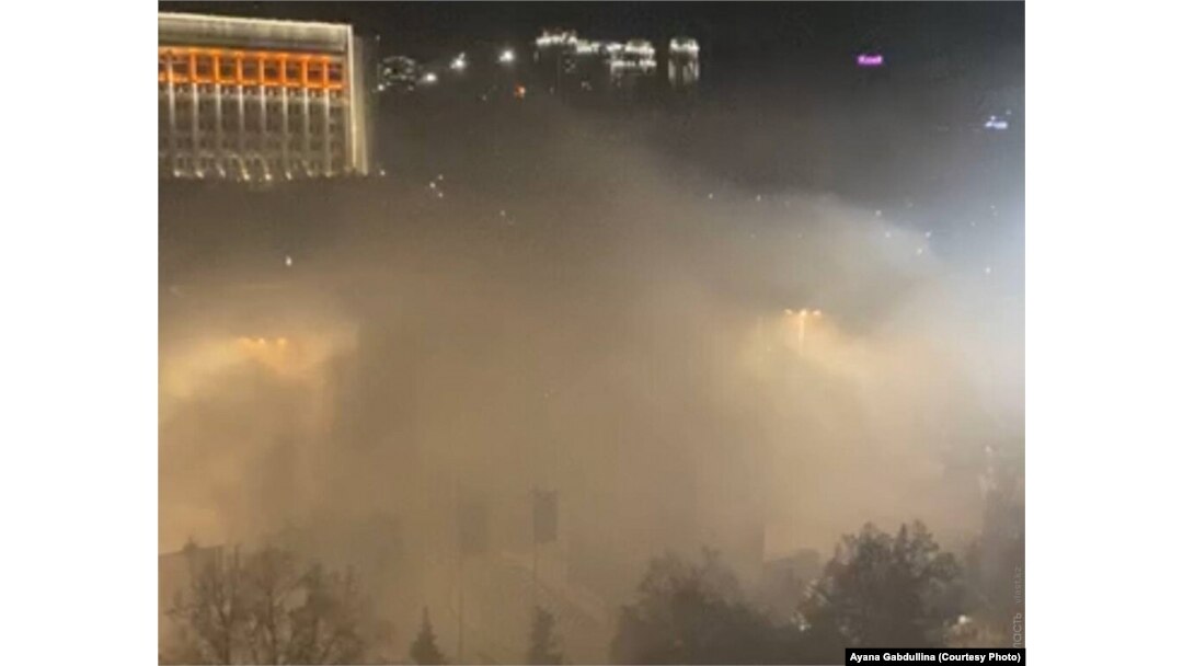 Videoclipurile care circulă pe internet arată cum forțele speciale folosesc grenade cu gaze lacrimogene împotriva protestatarilor din Almatî - 4 ianuarie 2021.