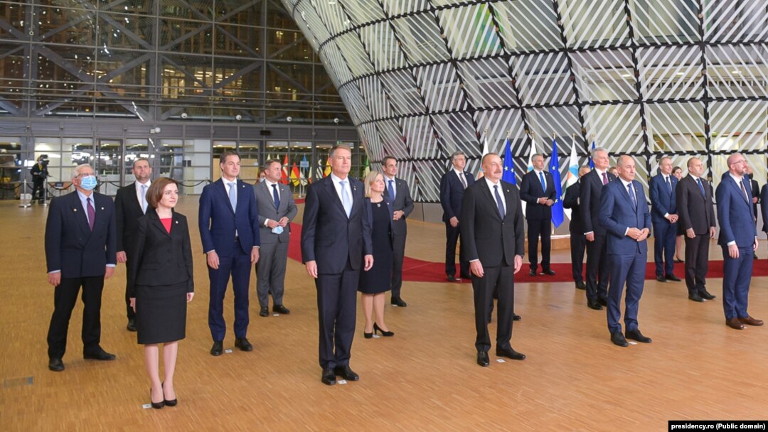 În fotografia de grup de la Reuniunea Parteneriatului Estic din 15 decembrie, de la Bruxelles, președintele Republicii Moldova se află alături de cel al României. România sprijină dorința de integrare europeană a Chișinăului.