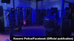 Policia e Kosovës gjatë aksionit për mbylljen e lojërave ilegale të fatit në Karaçevë.