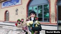 لیلا حسین‌زاده، فعال دانشجویی، پس از آزادی موقت از زندان عادل‌آباد شیراز