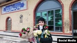 عکس آرشیوی از لیلا حسین‌زاده، فعال دانشجویی پس از آزادی از زندان عادل‌آباد شیراز در دی‌ ماه ۱۴۰۰