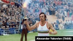 Олимпиада-1980 в Москве. Виктор Санеев внес на стадион факел олимпийского огня
