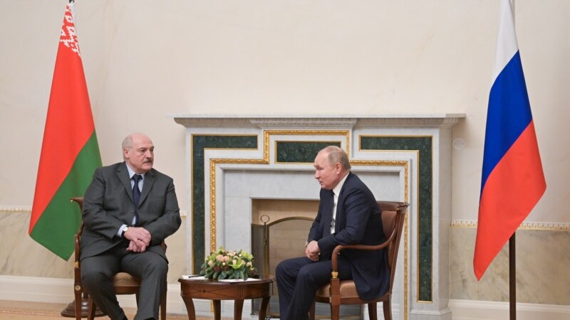Лукашенко рассказал о ночных консультациях с Путиным по Казахстану и решении ввести туда сотни солдат
