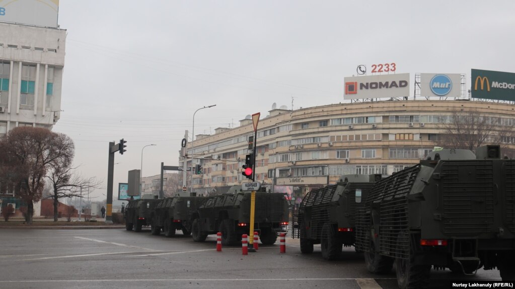 Бронемашины на площади в Алматы. 5 января 2022 года