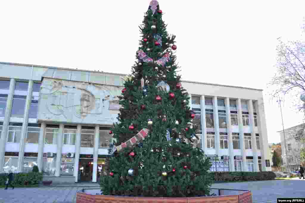 Ялта. Новорічна ялинка номер два