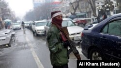 Një luftëtar taliban patrullon në rrugët e Kabulit. Janar, 2022. 