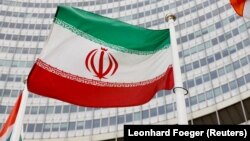 بیرق جمهوری اسلامی ایران در مقابل مقر آژانس بین‌المللی انرژی اتمی در ویانا