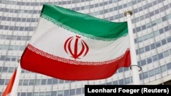 Müasir İran bayrağının mərkəzində ərəbcə "Allah" sözünün şərti simvolu əks olunub.