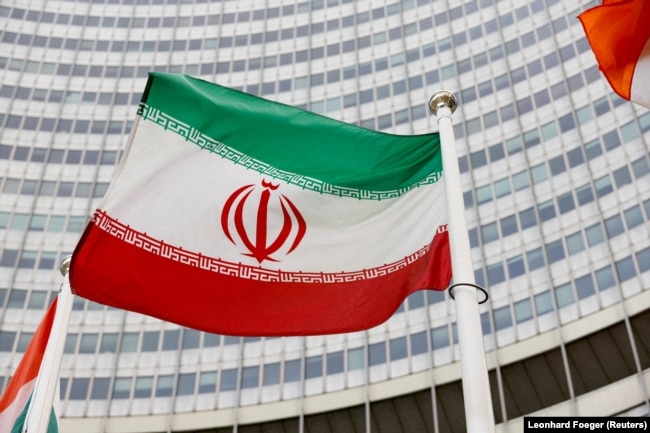 Iranska zastava ispred sedišta Međunarodne agencije za atomsku energiju (IAEA)