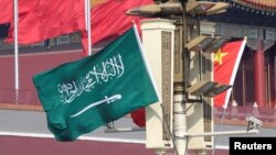 پرچم عربستان سعودی همراه با پرچم چین در یکی از خیابان‌های پکن