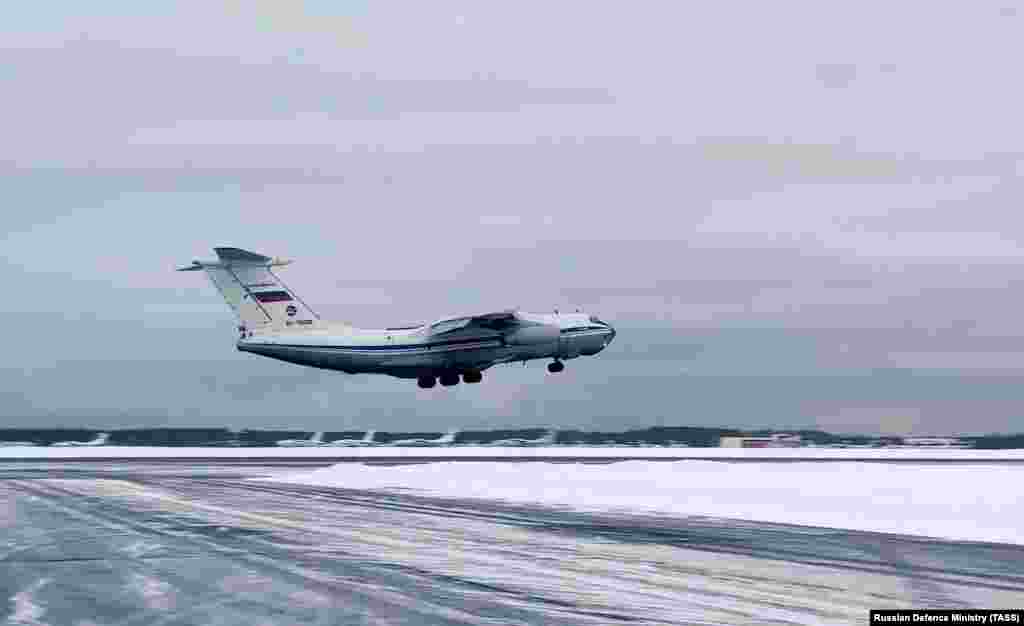 Un avion de transport rusesc IL-76 transportând trupe spre Kazahstan. Organizația Tratatului de Securitate Colectivă (CSTO) este o alianță militară formată din Rusia, Armenia, Belarus, Kazahstan, Kîrgîzstan și Tadjikistan.