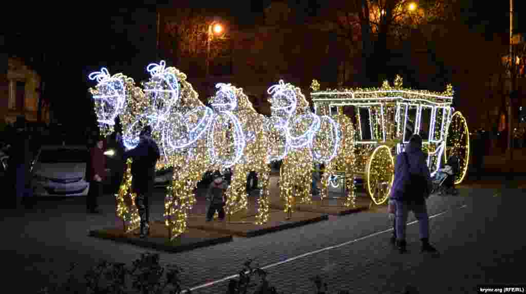Инсталляция в виде сказочных коней, везущих карету, в Екатерининском сквере.&nbsp; Больше новогодней атмосферы в Севастополе &ndash; в фотогалерее Крым.Реалии