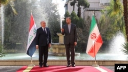 حسین امیرعبداللهیان (راست) وزیر خارجه ایران در مراسم استقبال از فواد حسین، همتای عراقی‌اش