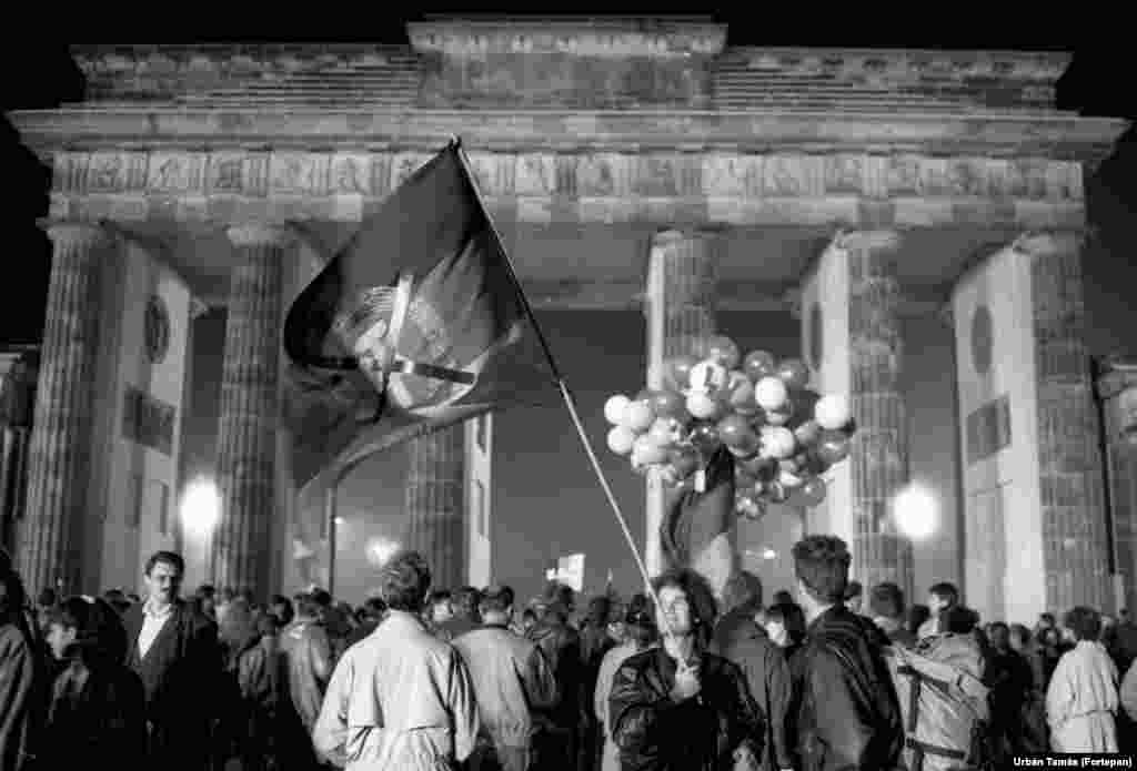 Németország újraegyesítését ünneplők 1990. október 3-án a Brandenburgi kapunál