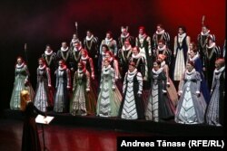 Corul Național de Cameră „Madrigal – Marin Constantin” cântă în timpul spectacolului „Pe drumul Crăciunului”, pe scena Operei Naționale din București.