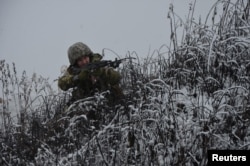 Un soldat ucrainean participă la exerciții militare la un poligon de tragere din regiunea Harkov pe 20 decembrie.