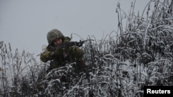 Украински војник учествува во воени вежби во регионот Харков на 20 декември 2021.