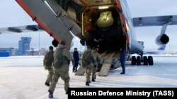 Ruske vazdušno-desantne trupe na putu ka Kazahstanu ukrcavaju se u transportni avion na aerodromu Čkalovski, severoistočno od Moskve, 6. januara.