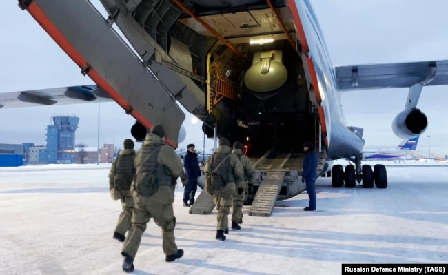 Ruske padobranske trupe polaze za Kazahstan avionom s aerodroma Čkalovski, severoistočno od Moskve, 6. januar