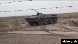 На видео, которое как сообщается было снято за три или четыре дня до столкновений 3 января между боевиками Талибана и туркменскими пограничниками на туркмено-афганской границе, видна военная техника на туркменской стороне границы. 