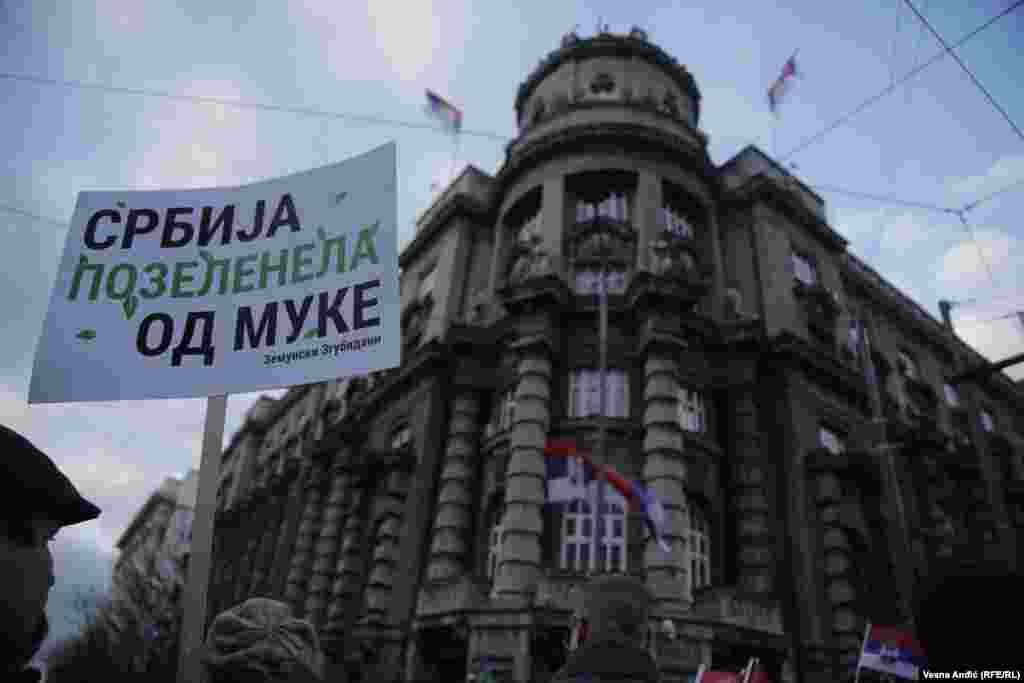 Umesto blokada puteva koje su organizovane proteklih sedmica, demonstranti su se 18. decembra okupili ispred zgrade Vlade Srbije u Beogradu tražeći poništavanje svih dokumenti koji su potpisani sa kompanijom Rio Tinto. &nbsp;