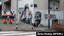 Nepoznati mladići sa kapuljačama u roku od nekoliko sati mural vraćaju u prvobitno stanje, pošto je premazan specijalnim lakom koji omogućava lako čišćenje.