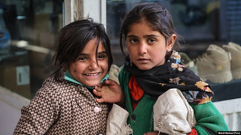 دو کودک افغان در خیابانی در کابل، افغانستان در قعر جدول سعادت قرار دارد