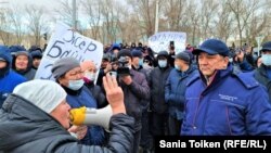 Аким Мангистауской области Нурлан Ногаев (справа) в охваченном протестом Жанаозене. 3 января 2022 года. Митинги в городе начались после резкого повышения цен на газ