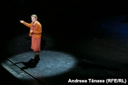 Actrița Ofelia Popii interpretează un rol dramatic în spectacolul „Pe drumul Crăciunului, pe scena Operei Naționale București.
