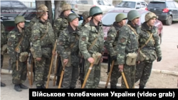 Крым, Перевальное, 2014 год, бойцы бригады береговой обороны ВМС Украины с палками и щитами