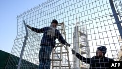 Работници поставуваат ограда правејќи „здравствен меур“ во Пекинг