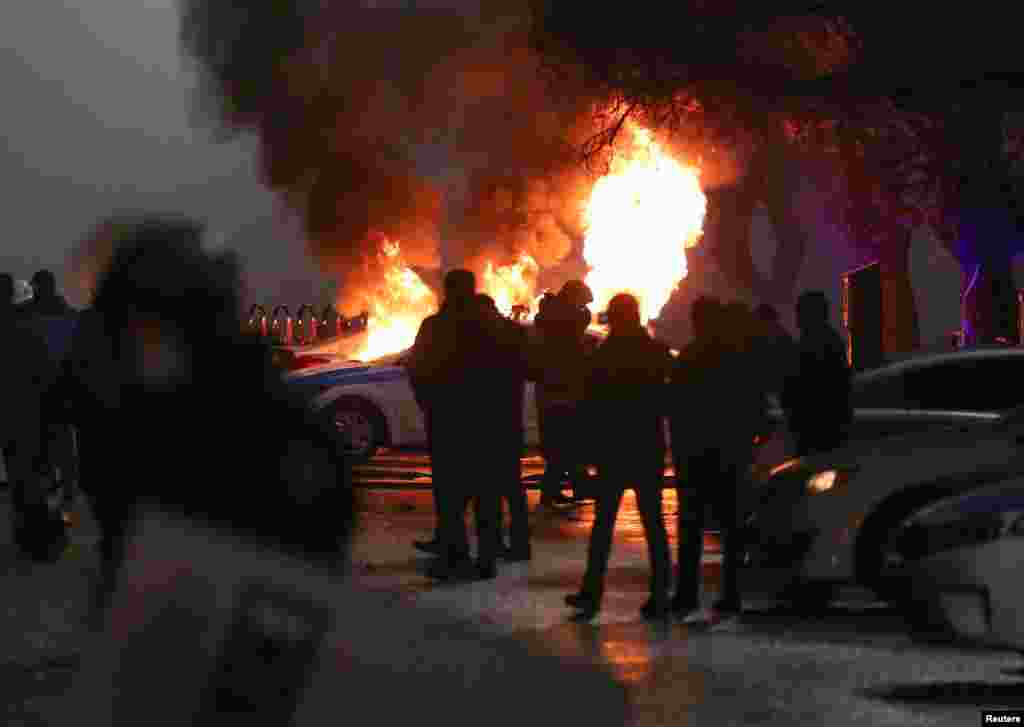 Силовики применили слезоточивый газ и гранаты. В ночь на 5 января в Алматы, крупнейшем городе страны, ввели режим чрезвычайного положения
