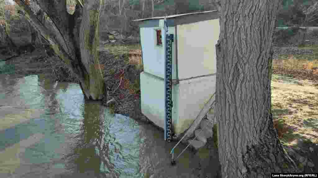 А тепер &ndash; непарадний Крим. Село Суворове. За допомогою водомірної рейки вимірюють рівень води у річці. Більше &ndash; у фотогалереї Крим.Реалії ​