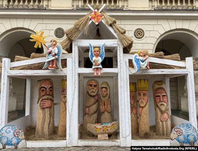 Шопка з вертепної скрині, макет вифлеємської стаєнки у ніч народження Христа. Сценка цієї шопки складається із п’яти двометрових фігур, вирізьблених із тополі, які розмальовували діти зі Львова.