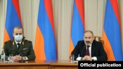 Премьер-министр Армении Никол Пашинян (справа) выступает на заседании, посвященном Дню работника органов национальной безопасности, Ереван, 20 декабря 2021 г. 