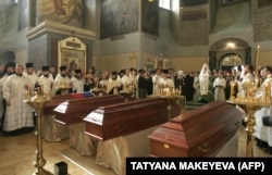 مراسم تدفین مجدد ایوان ایلین و آنتون دنیکین و همسران‌شان در گورستانی در مسکو، پس از انتقال اجساد به روسیه، اکتبر ۲۰۰۵