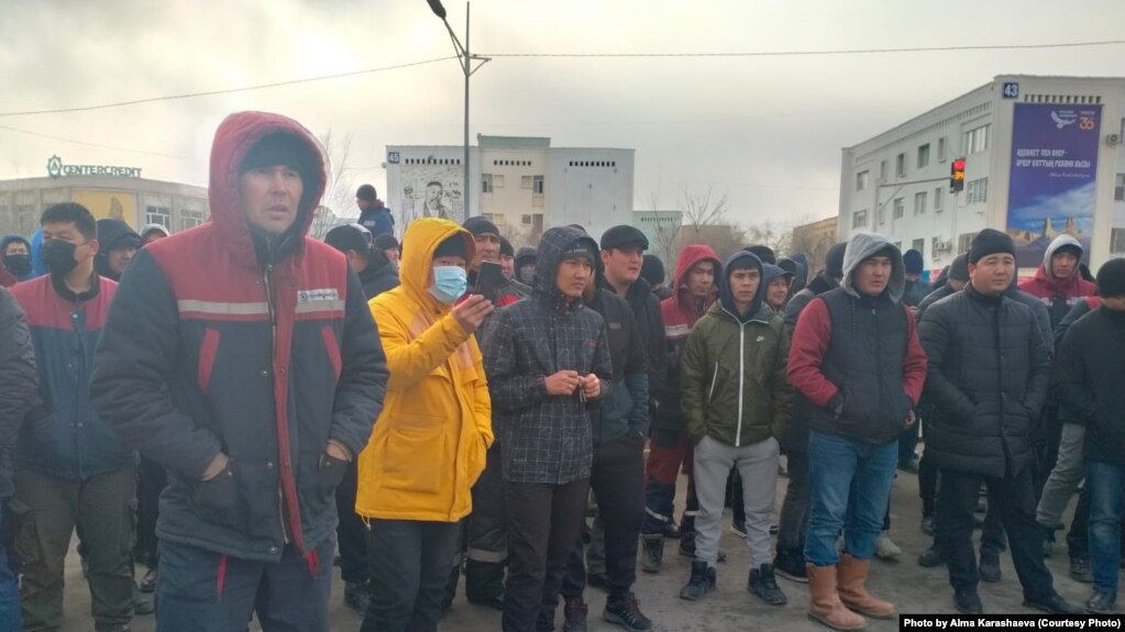 Участники протеста в Жанаозене против повышения цен на газ. 2 января 2022 года