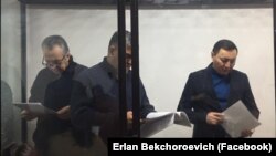 Фарид Ниязов, Курсан Асанов и Жениш Молдокматов знакомятся с материалами дела в зале суда, 17 декабря 2021 г.