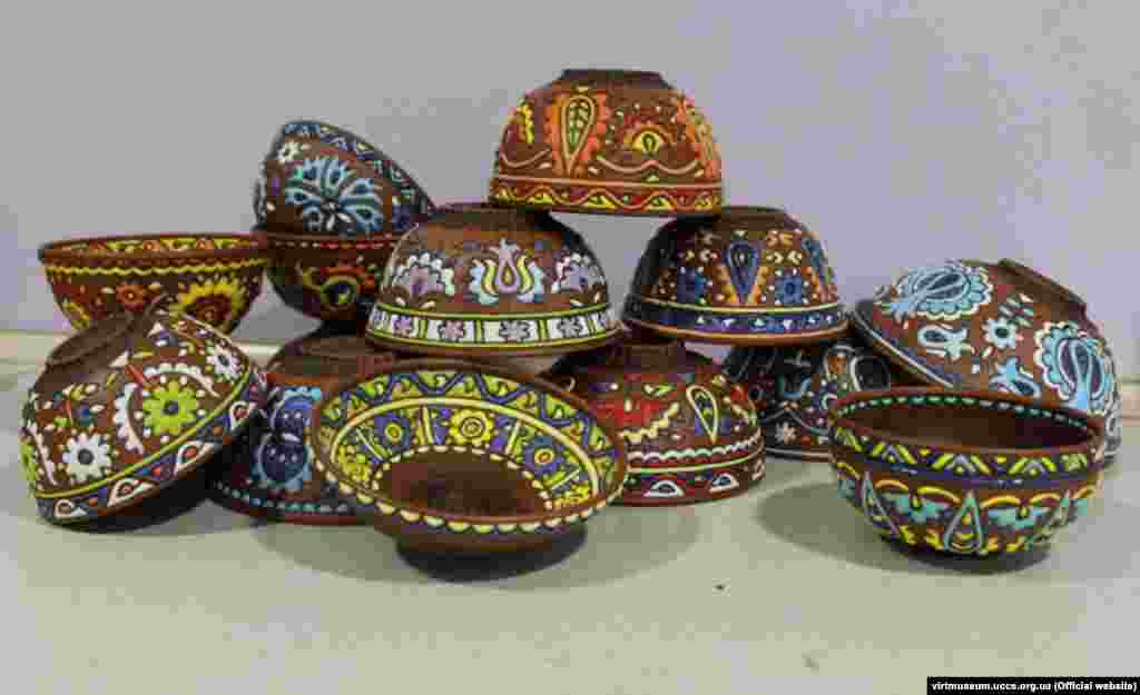 Clay vessels decorated with ornek ornaments. According to experts in the art form, every flower and other ornament in an ornek artwork has meaning, which together form a readable narrative. There are around 35 distinct symbols used in ornek.
