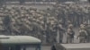 Қаңтар оқиғасы кезінде Алматының орталық көшесінде тұрған қарулы сарбаздар. 6 қаңтар, 2022 жыл