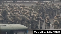 Военнослужащие в центре Алматы в дни Январских событий. 6 января 2022 года