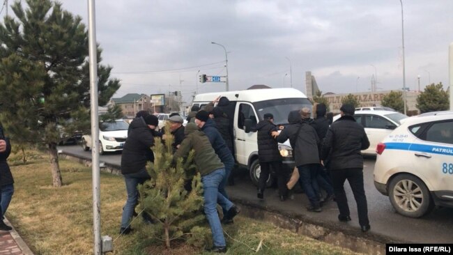 Полиция задерживает пришедших на стихийный и немногочисленный митинг в Шымкенте днем 4 января