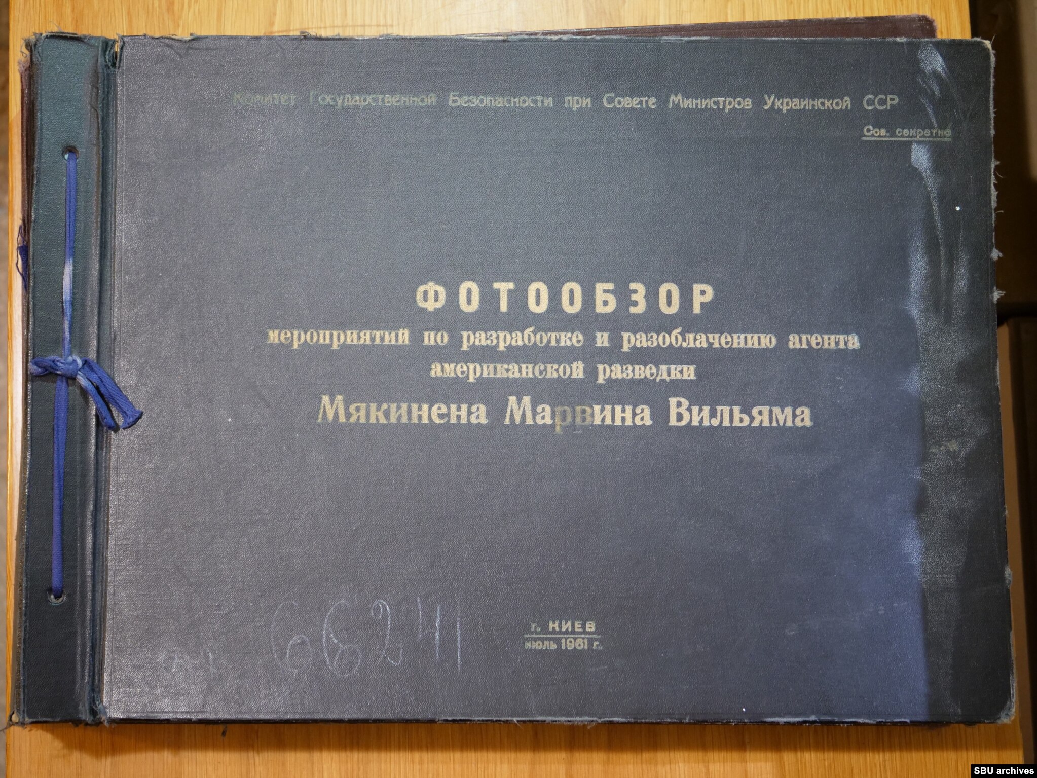 The cover of the photo album detailing the operation to capture Makinen. The folder was sitting loose atop the thousands of boxes of documents in Kyiv’s SBU Archive.