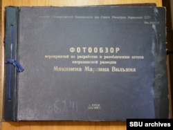 A Makinen elfogását bemutató fotóalbum borítója. A mappa a kijevi SZBU archívumában lévő több ezer doboznyi dokumentum között hevert