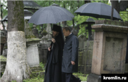 Premierul Vladimir Putin la cimitirul Mănăstirii Donskoi din Moscova, unde a depus flori pe mormintele unor ruși proeminenți reînhumați aici în 2005 și 2006: generalul Anton Denikin, filosoful Ivan Ilyin și scriitorul Ivan Șmelev, Moscova, Rusia, 24 mai 2009