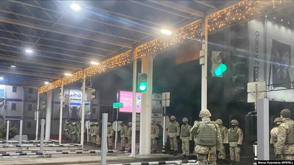 Сотрудники сил безопасности у въезда на территорию аэропорта Алматы, 5 января 2022 года
